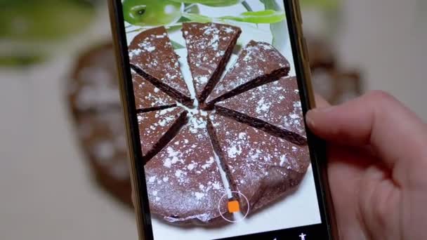 Γυναικεία Χέρια Γυρίζει Βίντεο από μια πίτα σοκολάτας στην κουζίνα σε ένα Smart Phone. 4K — Αρχείο Βίντεο