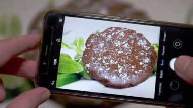 Akıllı Telefonla Mutfakta Çikolatalı Turta Fotoğrafı Çeken Kadın Eller. 4K