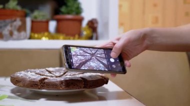 Akıllı Telefonla Mutfakta Çikolatalı Turta Fotoğrafı Çeken Kadın Eller. Büyüt