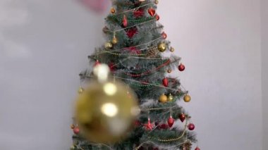 Kadın Eller Noel Ağacı 'nı Noel süsleriyle süslüyor. Büyüt