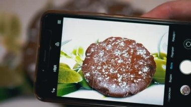 Akıllı Telefonla Mutfakta Çikolatalı Turta Fotoğrafı Çeken Kadın Eller. 4K