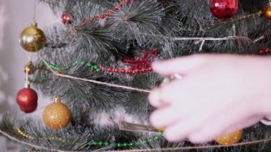 Kadın Eller Noel Ağacı 'nı Noel süsleriyle süslüyor. 4K