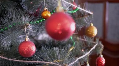 Kadın Eller Noel Ağacı 'nı Noel süsleriyle süslüyor. Büyüt