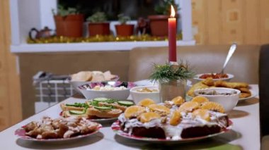 Yanan Kırmızı Noel Mumu Yeni Yıl Masasında Parlak bir alevle yanıyor