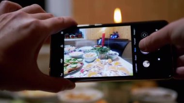 Dişi Eller Yiyeceğin Fotoğrafını Çeker, Akıllı Telefondaki Noel Mumları. 4K