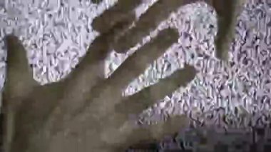 Sinyali Olmayan Eski Bir Televizyonun Ekranında Sürünen Eller Kaydırıyor. 4K