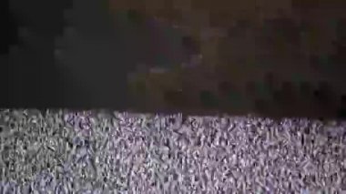 El, Sinyal Olmayan Eski Retro TV 'nin ekranına dokunur. 4K