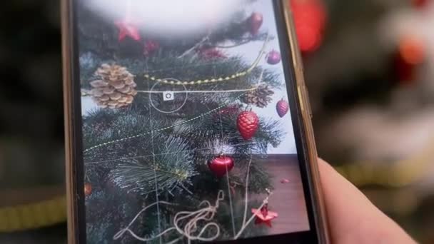 Ženské ruce Fotografování vánočního stromu na chytrém telefonu. 4K. Zavřít — Stock video