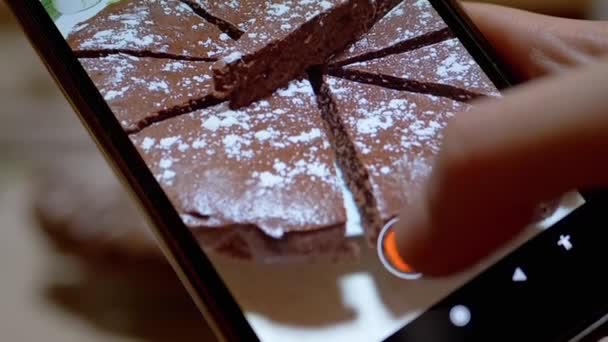 Γυναικεία Χέρια Γυρίζει Βίντεο από μια πίτα σοκολάτας στην κουζίνα σε ένα Smart Phone. Εστίαση — Αρχείο Βίντεο