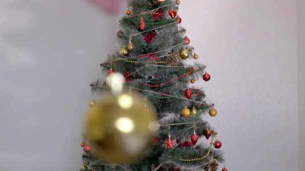 女性的手装饰圣诞树与新年圣诞装饰。变焦 — 图库视频影像