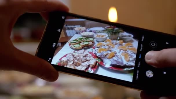 Γυναικεία χέρια παίρνει μια φωτογραφία του φαγητού, ένα κερί Χριστουγέννων σε ένα Smartphone. 4K — Αρχείο Βίντεο