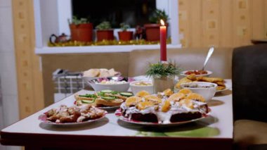 Yanan Kırmızı Noel Mumu Yeni Yıl Masasında Parlak bir alevle yanıyor