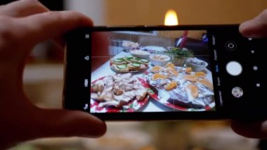 Dişi Eller Yiyeceğin Fotoğrafını Çeker, Akıllı Telefondaki Noel Mumları. 4K