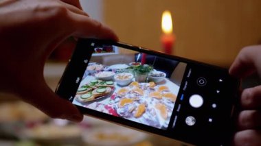 Dişi Eller Yiyeceğin Fotoğrafını Çeker, Akıllı Telefondaki Noel Mumları. 4K