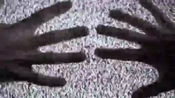 Zwei krabbelnde Hände gleiten am Bildschirm eines alten Fernsehers vorbei, der kein Signal hat. 4K — Stockvideo