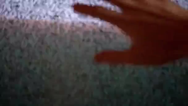 Hand Touches Scherm van een oude TV met geluidsoverlast op een wazige achtergrond — Stockvideo