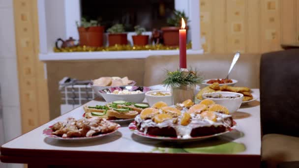 Une bougie de Noël rouge brûlante brûle avec une flamme brillante sur la table du Nouvel An — Video