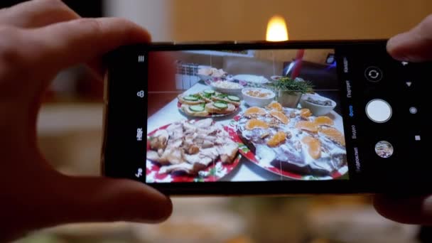 Γυναικεία χέρια παίρνει μια φωτογραφία του φαγητού, ένα κερί Χριστουγέννων σε ένα Smartphone. 4K — Αρχείο Βίντεο