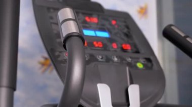 Monitördeki Elektronik Veri Göstergeleri Yeni Modern Eliptik Eğitmen. 4K