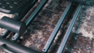 Sneakers 'da Erkek Ayakları Evde Eliptik Çapraz Eğitmen Simülatöründe Pedallanıyor. 4K