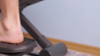 Yalınayak Erkek Ayakları Eliptik Çapraz Eğitmen Simülatöründe Pedal çeviriyor. Büyüt