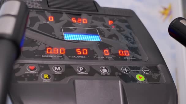 Электронные индикаторы данных на мониторе нового современного эллиптического тренера. 4K — стоковое видео
