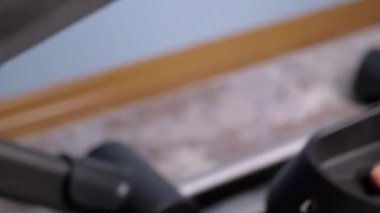 Yalınayak Erkek Ayakları Eliptik Çapraz Eğitmen Simülatöründe Pedal çeviriyor. Büyüt