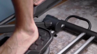 Yalınayak Erkek Ayakları Evde Eliptik Çapraz Eğitmen Simülatöründe Pedallanıyor