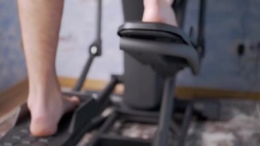 Yalınayak Erkek Ayakları Evde Eliptik Çapraz Eğitmen Simülatöründe Pedallanıyor