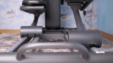 Sneakers 'da Erkek Ayakları Evde Eliptik Çapraz Eğitmen Simülatöründe Pedallanıyor. 4K