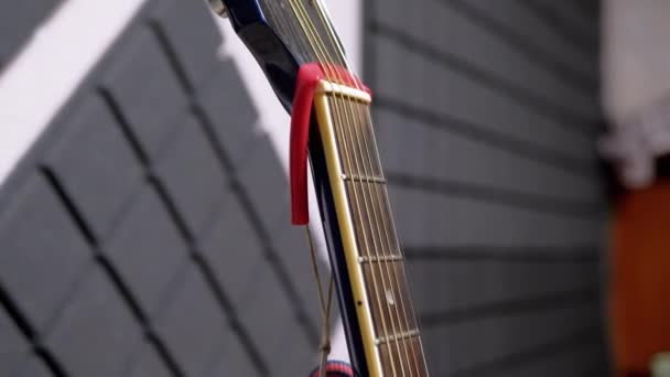 Cuerdas, Buitre, Cuerpo de una Guitarra Azul Acústica-Eléctrica Primer plano. 4K — Vídeos de Stock