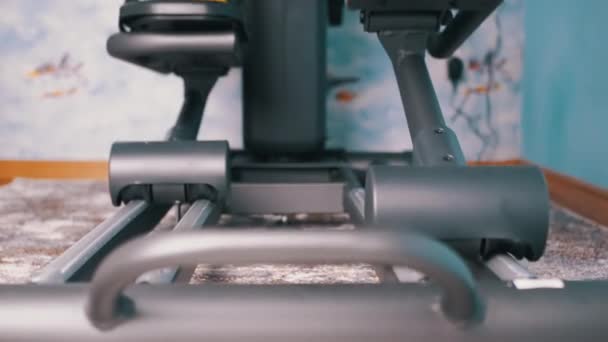 Чоловічі ноги в кросівок Педаль на еліптичному тренажері хреста вдома. 4-кілометровий — стокове відео
