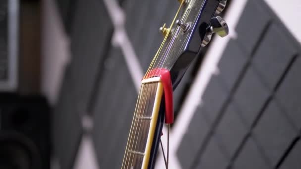 Cuerdas, Buitre, Cuerpo de una Guitarra Azul Acústica-Eléctrica Primer plano. 4K — Vídeo de stock