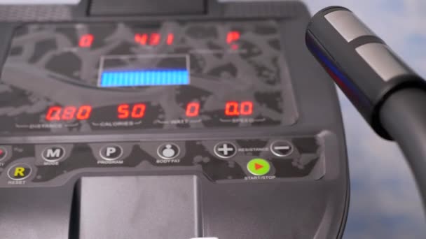 Elektronikus mutatók adatok a monitoron egy új modern Elliptical Trainer. 4K — Stock videók