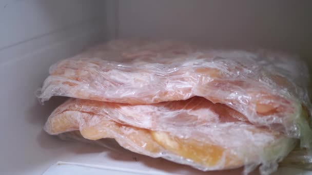 Förvaring och frysning Färskt kött insvept i Cling Film i frysen Slow motion — Stockvideo