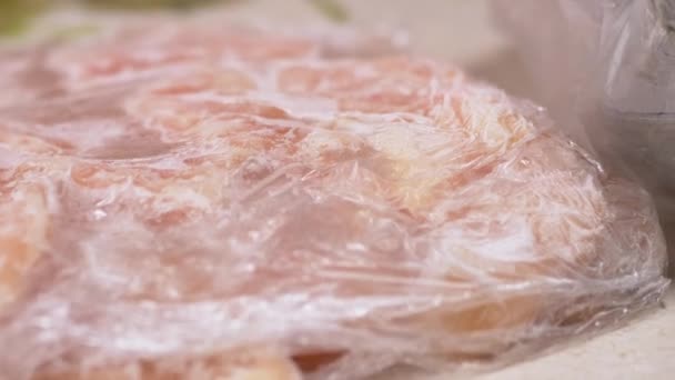 Scongelamento della carne e del pesce crudi surgelati Prodotti semilavorati per la cottura. Da vicino. — Video Stock