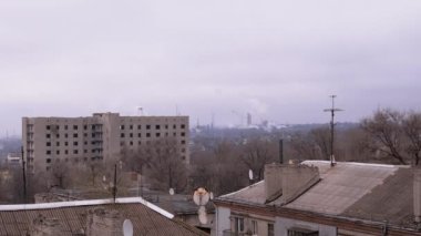 Rüzgarlı Hava Fabrikaları ile Eski Şehrin Çatıları 'nın manzarası. 4K