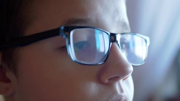 Niño con gafas Relojes TV con pantalla de correr Títulos de pantalla en lentes — Vídeos de Stock