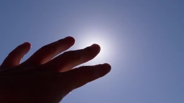 Femme jouant à la main, tire aux rayons du soleil, soleil, ciel. 4K. Ferme là. Mouvement lent — Video