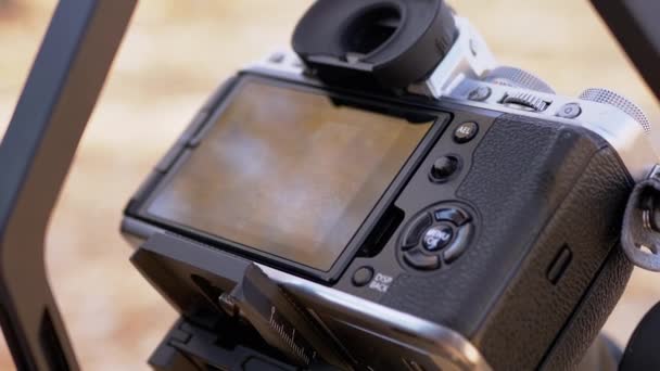 Fotografo Recensioni Video, Foto sullo schermo di una fotocamera professionale. 4K — Video Stock