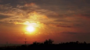 Şafakta Portakal Sisi 'nde Yavaş Hareket Eden Bulutlar Üzerinde Güneş Yükseliyor. 4K