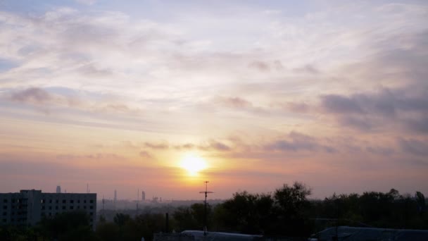 Soluppgång över en sovande industristad. 4K — Stockvideo