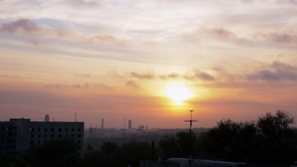 Soluppgång över en sovande industristad. Zoom — Stockvideo
