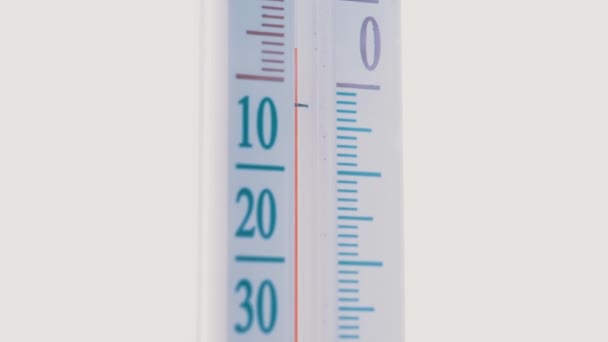 Alkoholtermometern hänger från utsidan av fönstret i starkt dagsljus — Stockvideo