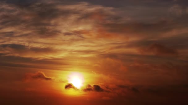 Soleil se levant sur des nuages en mouvement lent dans Orange Mist à l'aube. Zoom — Video