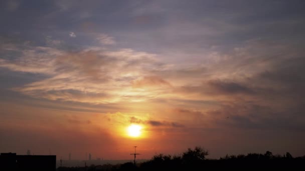 日の出のオレンジ色の霧の中で移動する雲の上に昇る太陽の時間の遅れ — ストック動画