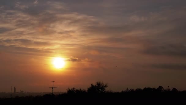 Time Lapse of Sun stiger över rörliga moln i orange dimma i gryningen — Stockvideo