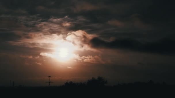 Caducidad de la salida del sol a través de nubes en movimiento en la niebla naranja al amanecer — Vídeo de stock