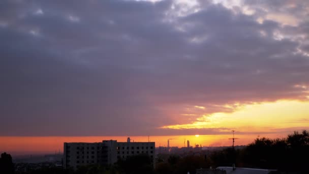 Time Lapse Sunrise egy Orange-Red Horizon és Gray Solid Clouds felett. Hajnal. 4K — Stock videók
