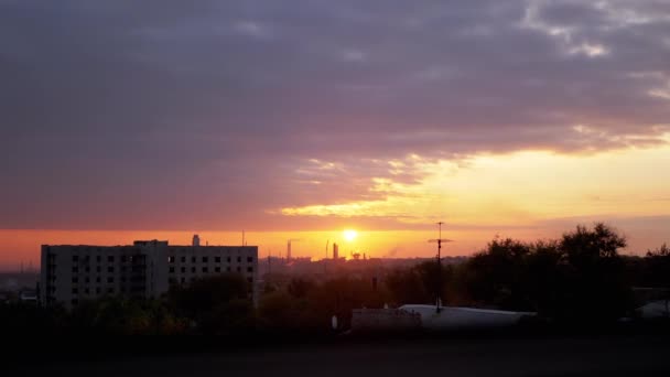 オレンジ色の地平線と灰色の固体雲の上の時間の経過日の出。夜明けだ。ズーム — ストック動画